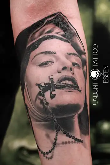 nonne mit kreuz tattoo in essen, nun tattoo with cross